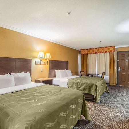 Quality Inn And Suites Ft Jackson Maingate Columbia Buitenkant foto