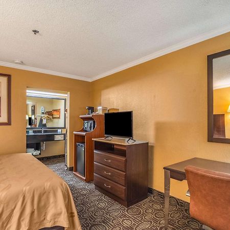 Quality Inn And Suites Ft Jackson Maingate Columbia Buitenkant foto